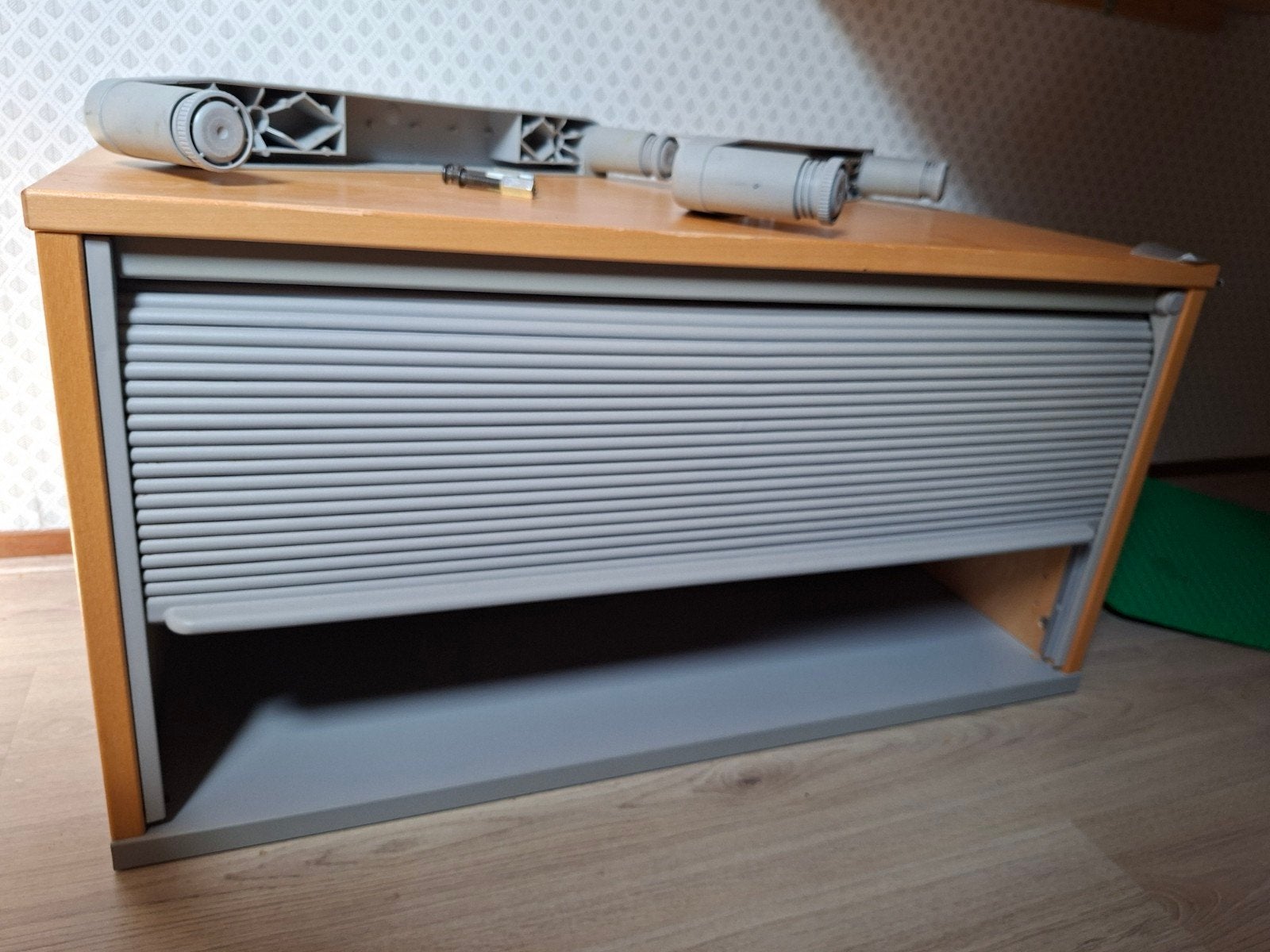 Houten kastje met rolluik - ikea effectiv, Huis en Inrichting, Kasten | Overige, Gebruikt, Ophalen