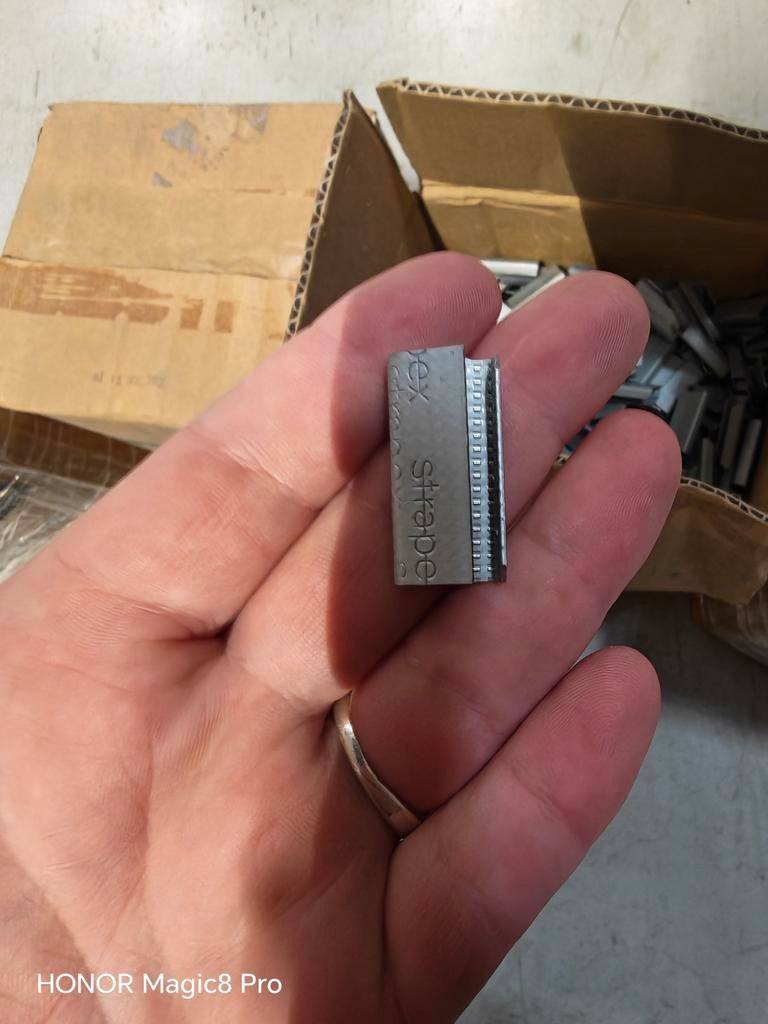 Ongeveer 4000 Strapex klemmen/zegels voor 13mm band., Ophalen of Verzenden, Nieuw