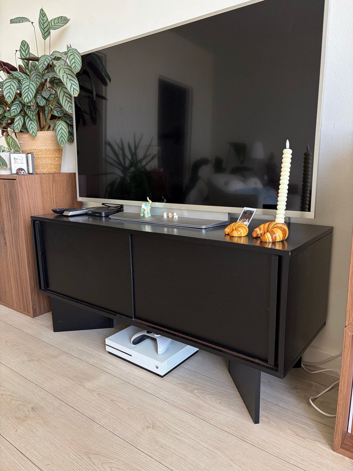 Zwart TV-meubel met schuifdeuren, Ophalen, Gebruikt, 100 tot 150 cm, Minder dan 100 cm