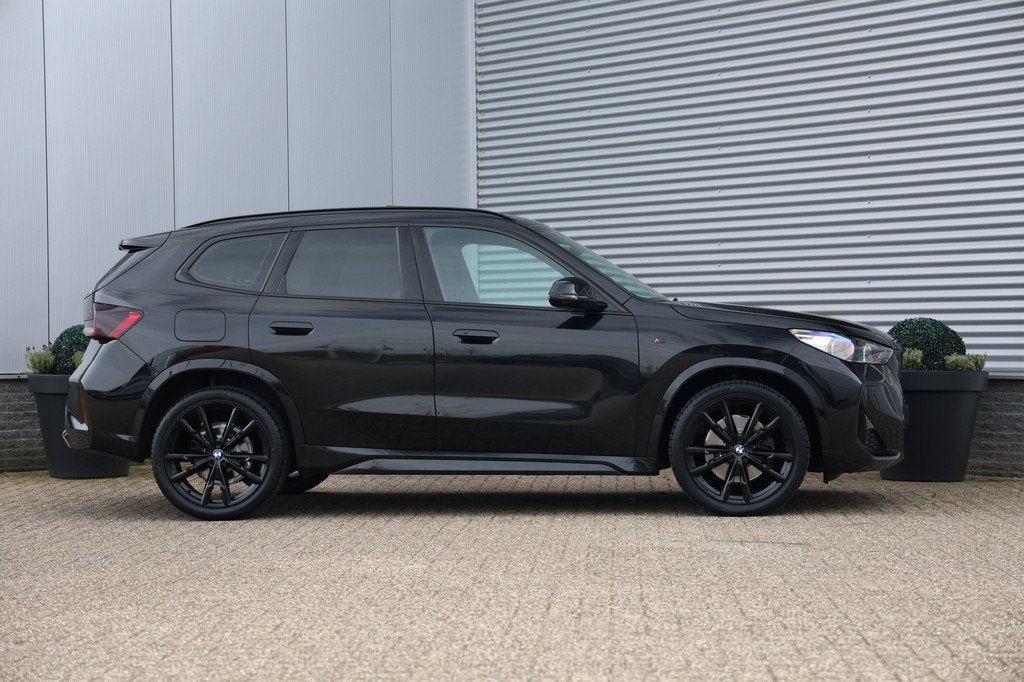 BMW X1 sDrive20i 170pk M-Sport Black Ed. Pano|360Cam|HUD, Auto's, 1525 kg, Zwart, Bedrijf, 3 cilinders