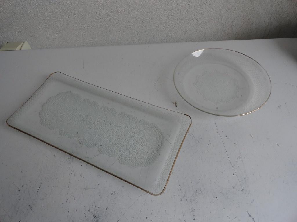 Cake serveerschaal en bordje, glas, met kantmotief antiek, Ophalen of Verzenden