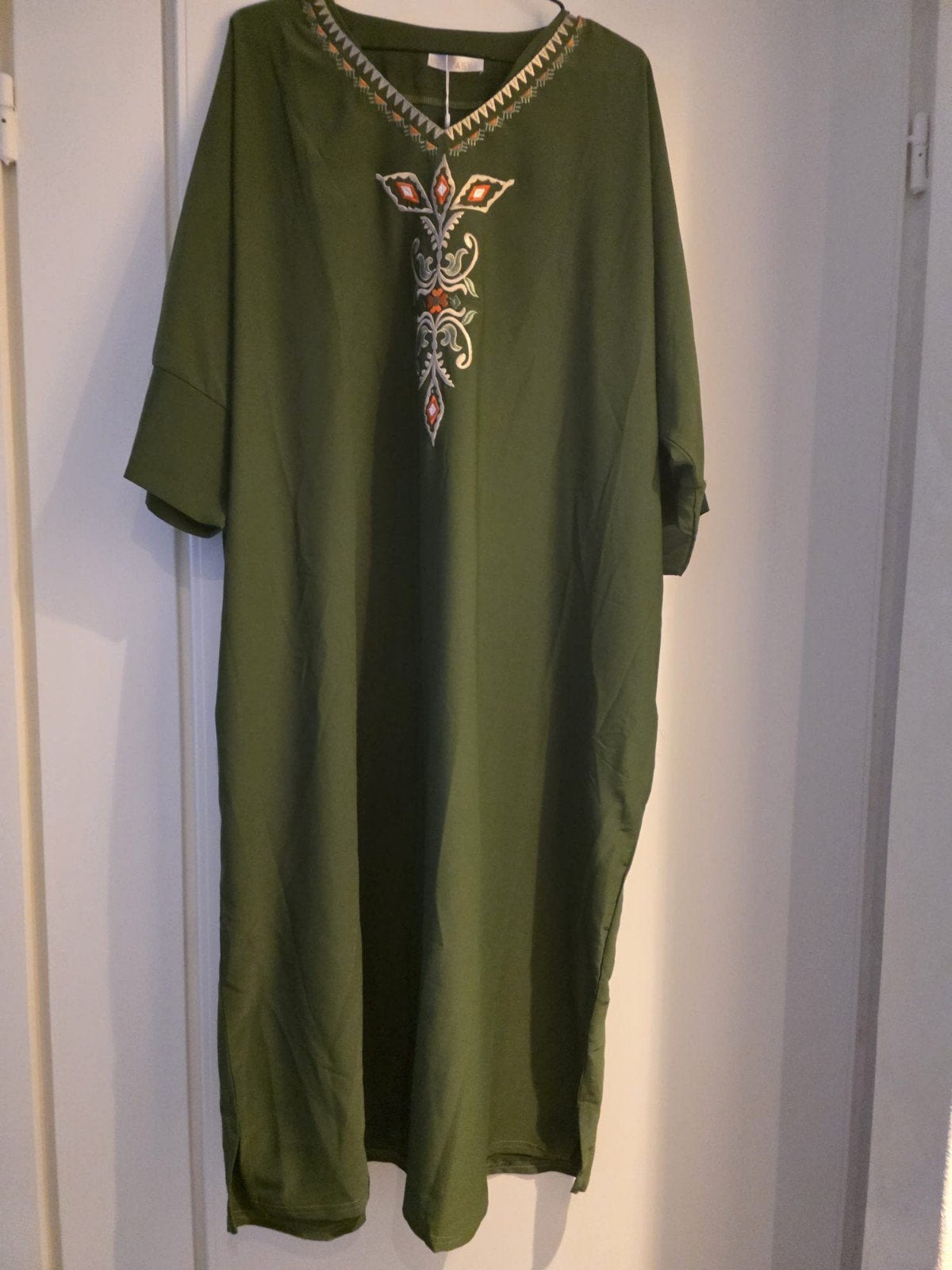 Groene jurk met borduursel - Nieuw, Kleding | Dames, Nieuw, Ophalen of Verzenden, Maat 42/44 (L), Fantasy