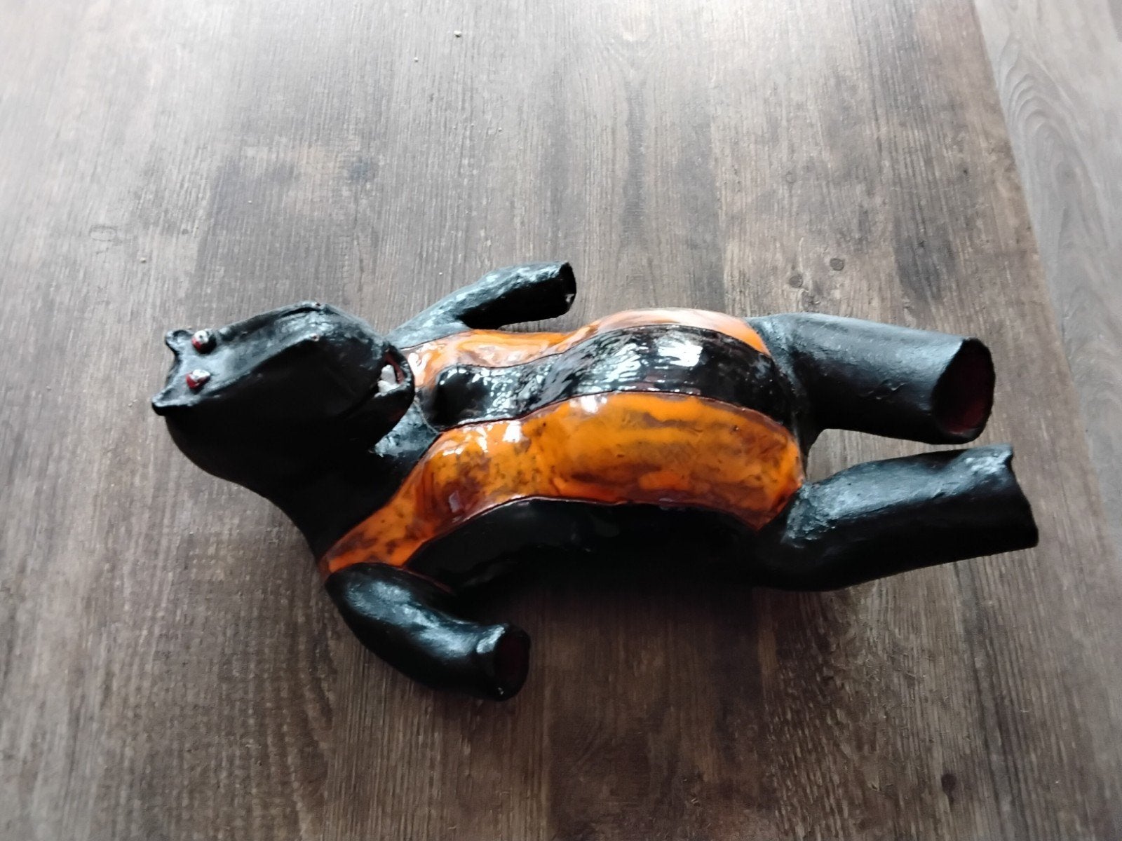 Uniek handgemaakt nijlpaard beeld - Zwart/Oranje, Antiek en Kunst, Ophalen of Verzenden, Zoogdier, Steen of Keramiek, Beeld