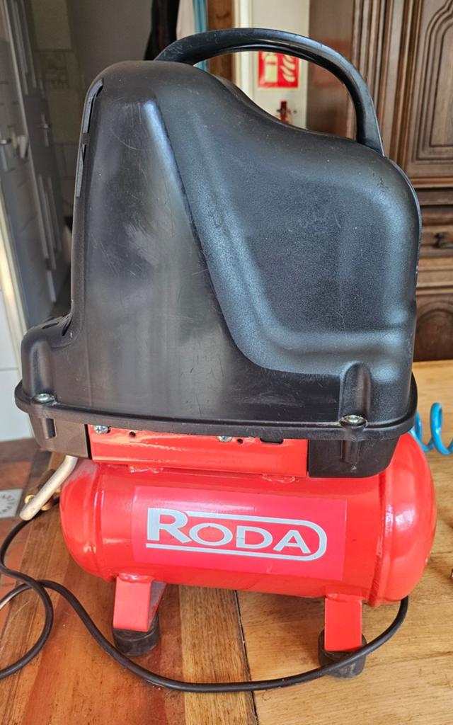 RODA Compressor 1100W - Compact en Krachtig, Doe-het-zelf en Verbouw, Compressors, Ophalen, Gebruikt, Minder dan 200 liter/min