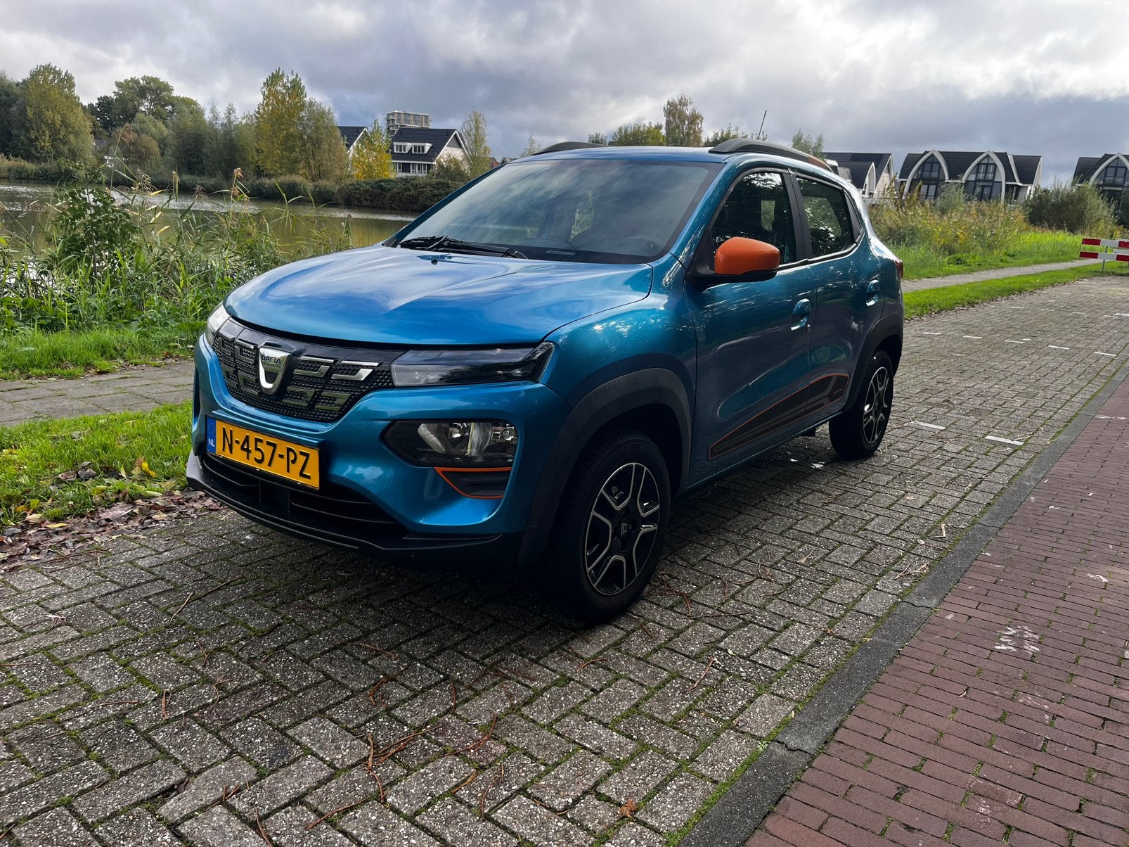 Dacia Spring 2021 Fastcharge Carplay Automaat Accugarantie, Auto's, Dealer onderhouden, Zwart, 38 min, Elektrisch