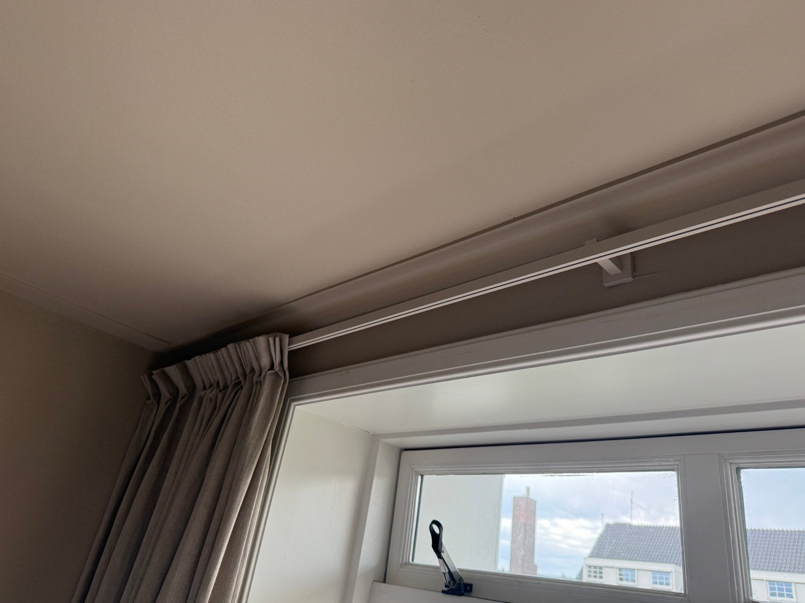 Zandkleurige / beige gordijnrails (wandmontage), Karwei, Ophalen, Zo goed als nieuw, Beige