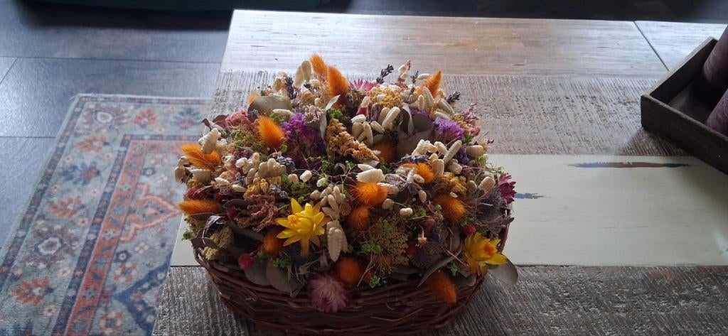 Decoratieve bloemenmand met gedroogde bloemen, Huis en Inrichting, Woonaccessoires | Droogbloemen, Ophalen of Verzenden