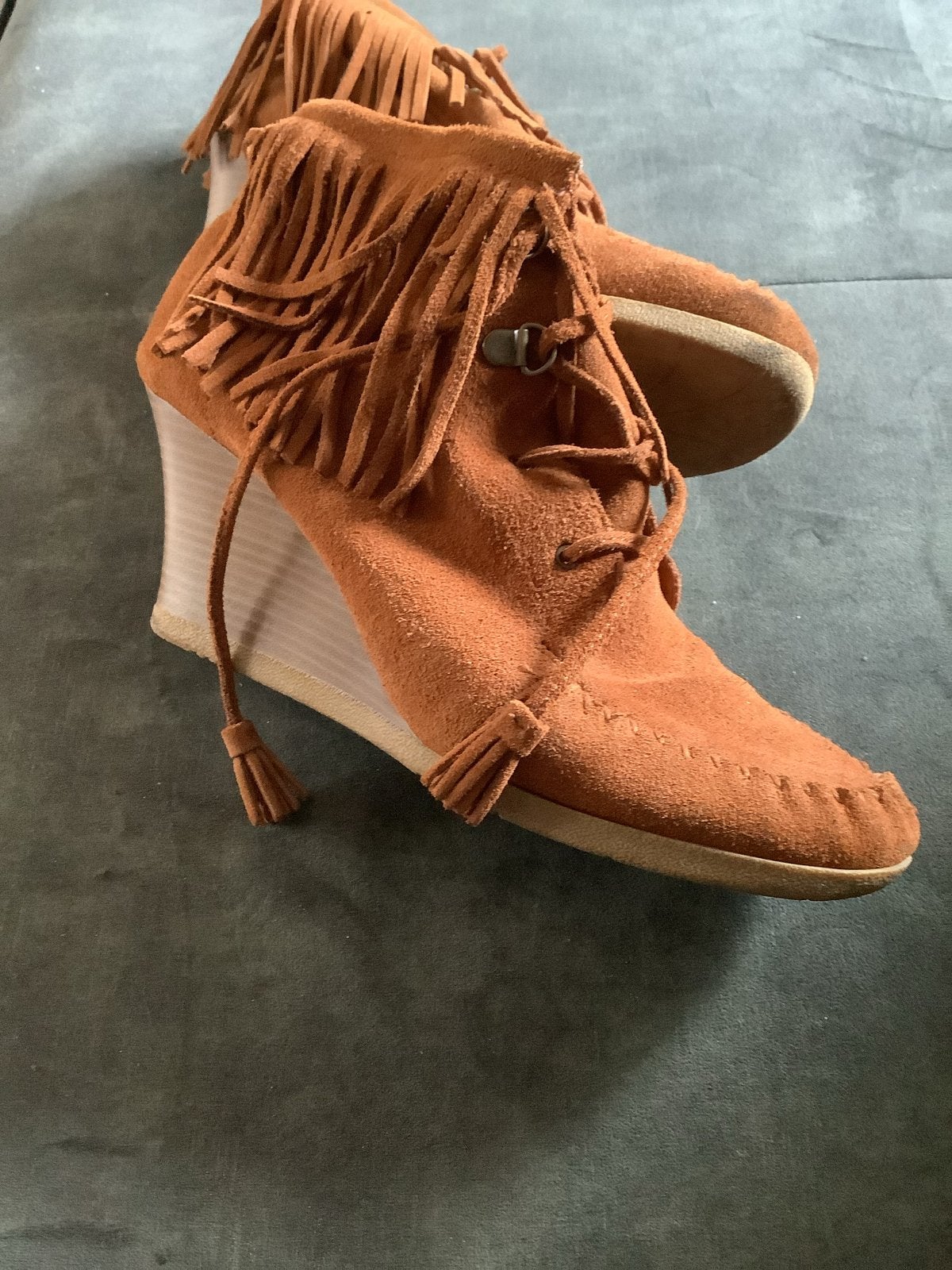 Minnetonka suède enkellaarsjes met franjes - maat 42, Ophalen of Verzenden, Gedragen, Bruin, Lage of Enkellaarzen