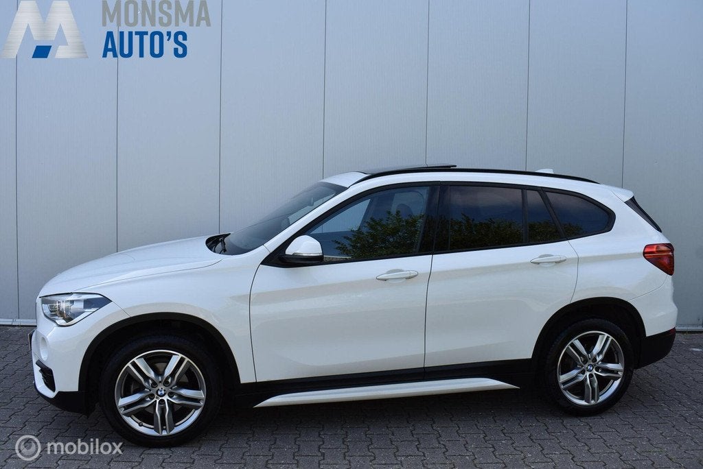 BMW X1 sDrive18i AUT. Sport Alpinweiss Pano Stoelverw. 18" L, Auto's, BMW, Gebruikt, Euro 6, Wit, Automatische klimaatregeling