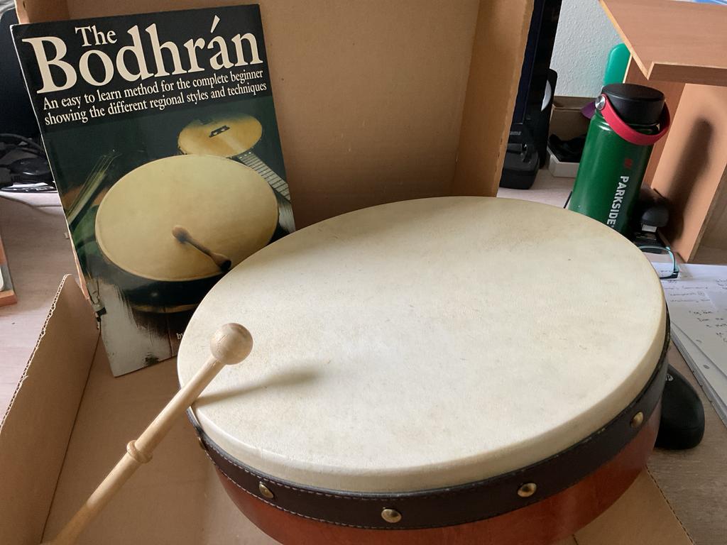 Bodhrán met tipper en beginnersboek, Ophalen of Verzenden, Zo goed als nieuw, Trommel
