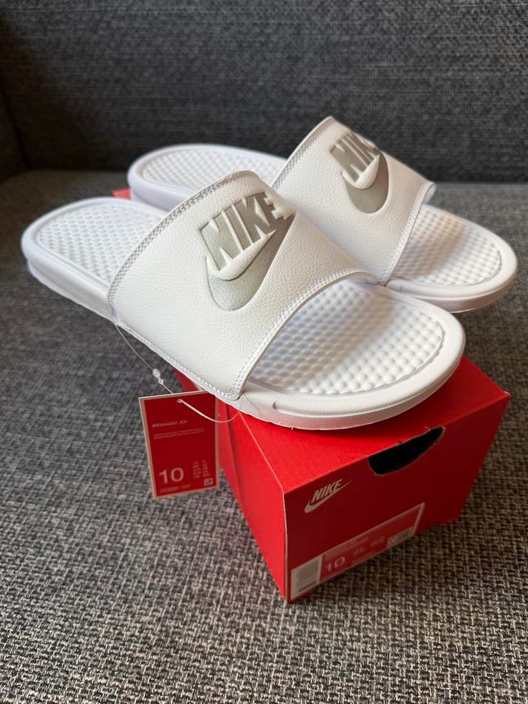 Nike Benassi JDI Slippers Maat 44 - Nieuw met doos, Slippers, Wit, Ophalen of Verzenden, Zo goed als nieuw