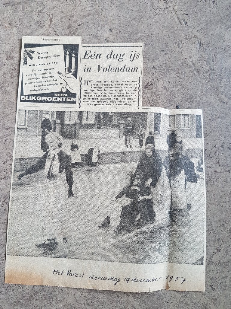 Sleeën in Volendam (1957), Ophalen of Verzenden, 1940 tot 1960, Knipsel(s)