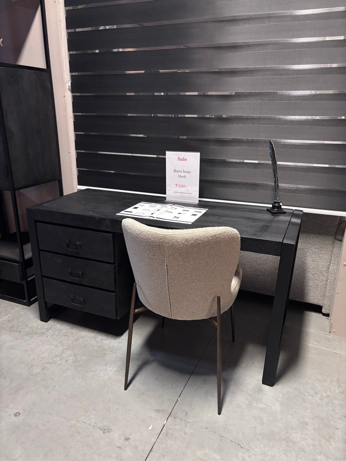 Zwart mangohouten bureau - Showroom opruiming, Zwart, Ophalen of Verzenden, Zo goed als nieuw, Hout