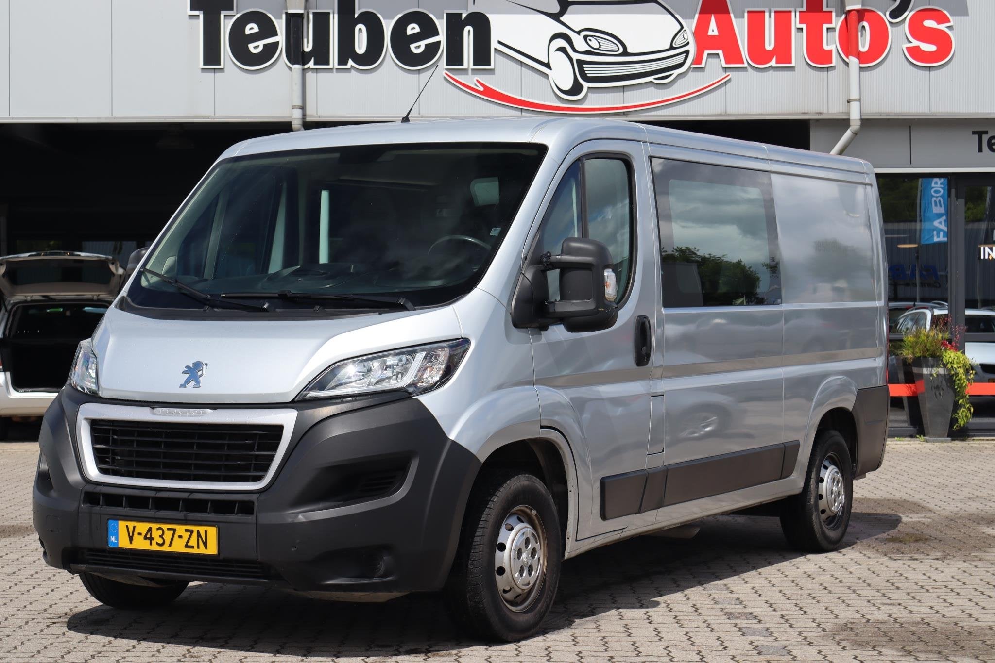 Peugeot Boxer 330 2.0 BlueHDI L2H1 Premium DC Navigatie, Cam, Voorwielaandrijving, Stof, 4 cilinders, 2000 kg