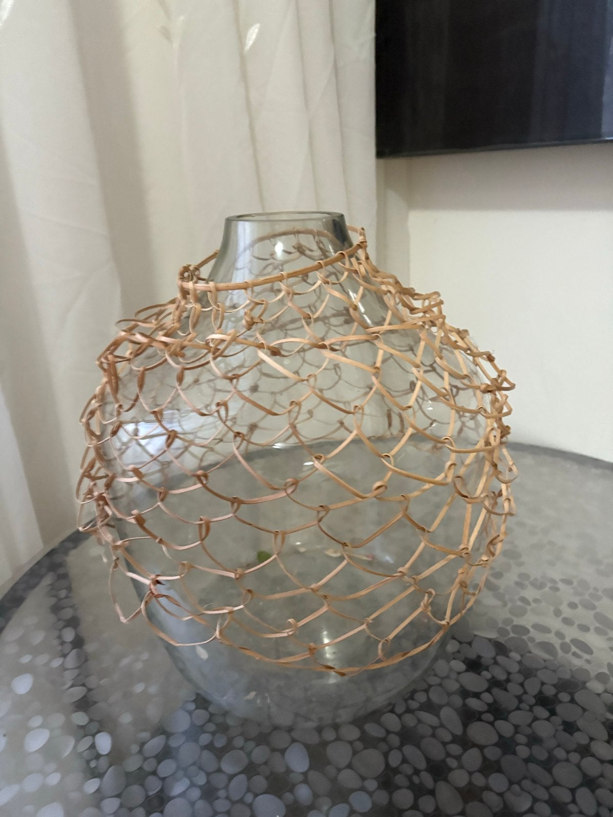 Glazen vaas met rotan omhulsel, Ophalen