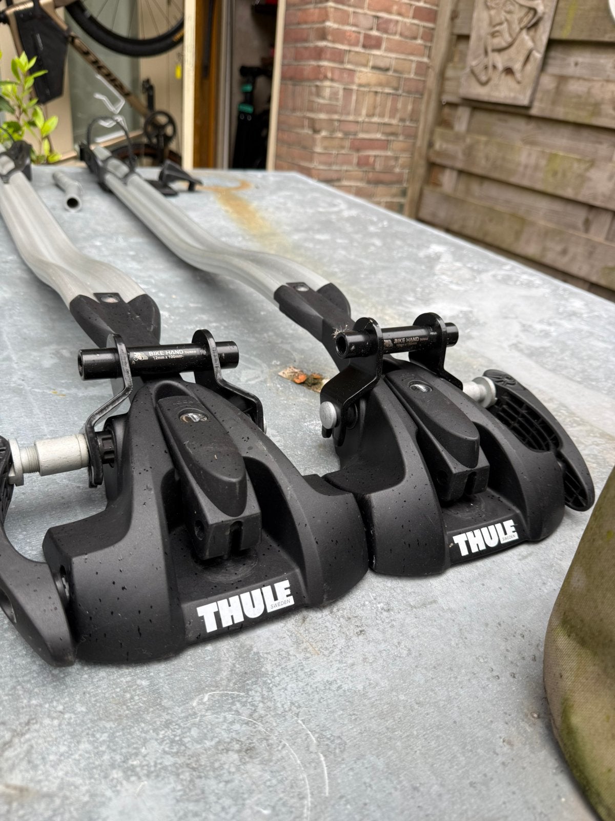 1x Thule OutRide 561 dakfietsdrager steekas & snelspanners, Auto diversen, Dakdragers, Zo goed als nieuw, Ophalen
