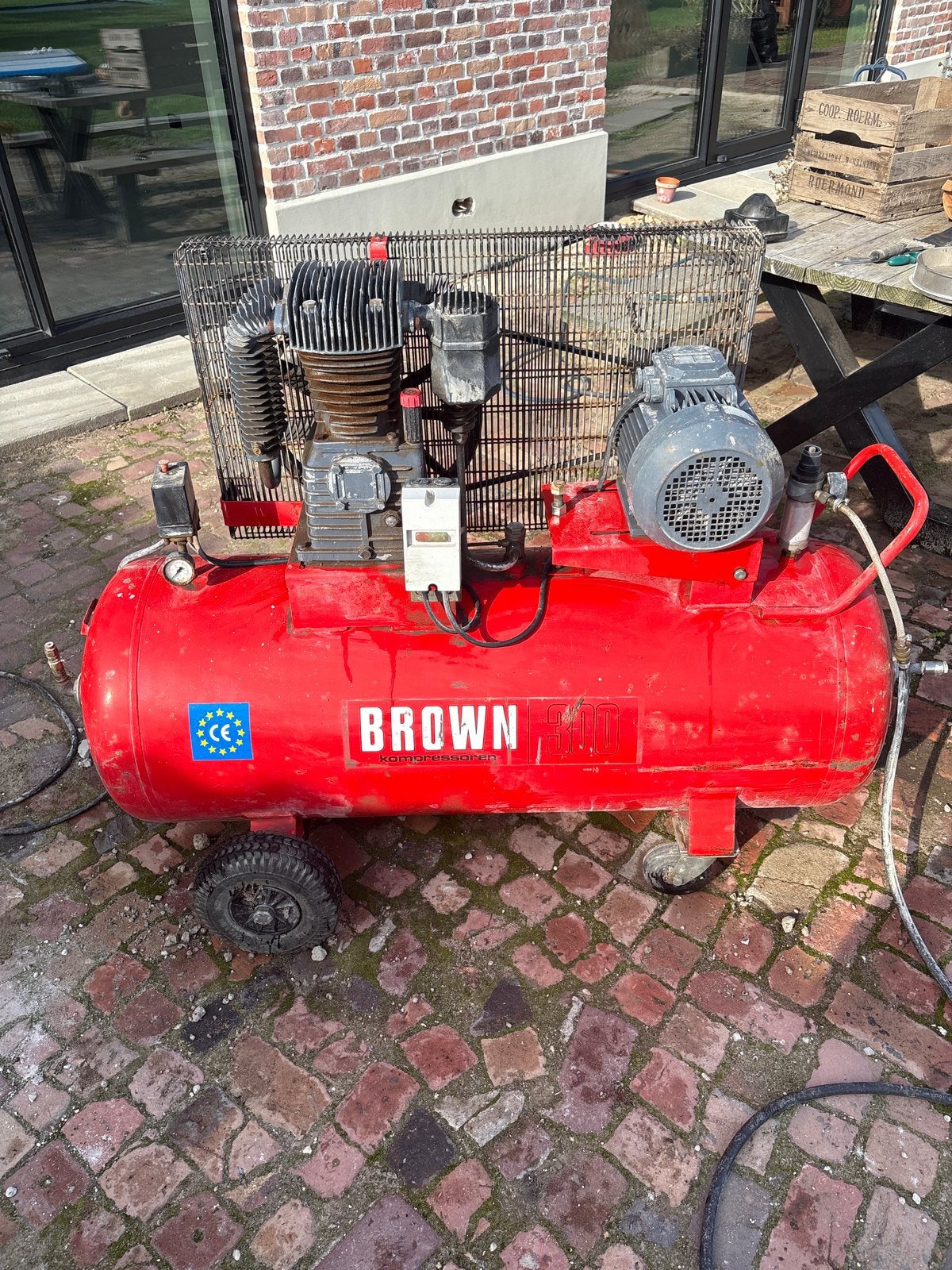Brown compressor - 300 liter - 380v 11bar, Doe-het-zelf en Verbouw, Ophalen, Gebruikt, 200 tot 400 liter/min, Mobiel