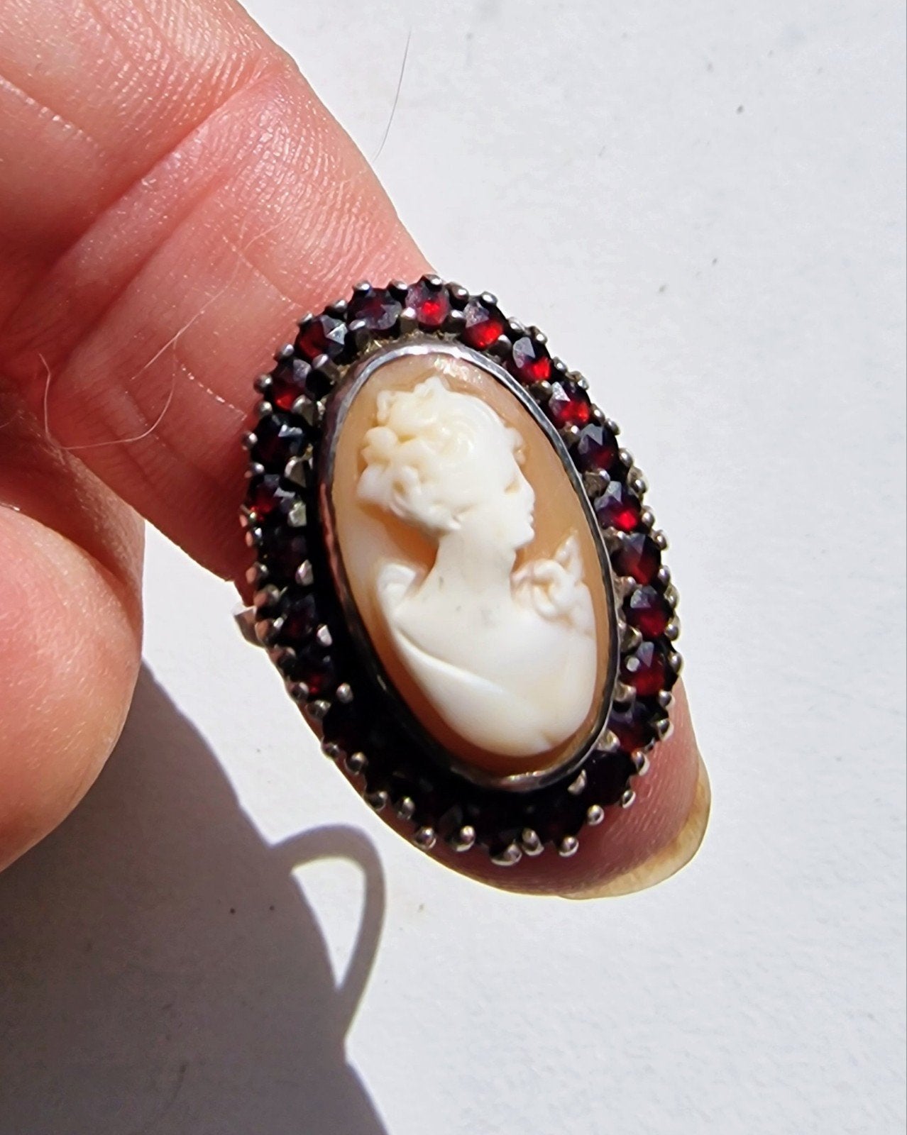 Zilveren ring met Camee en granaten mt 17.5, Gebruikt, Ophalen of Verzenden, 17 tot 18, Met edelsteen