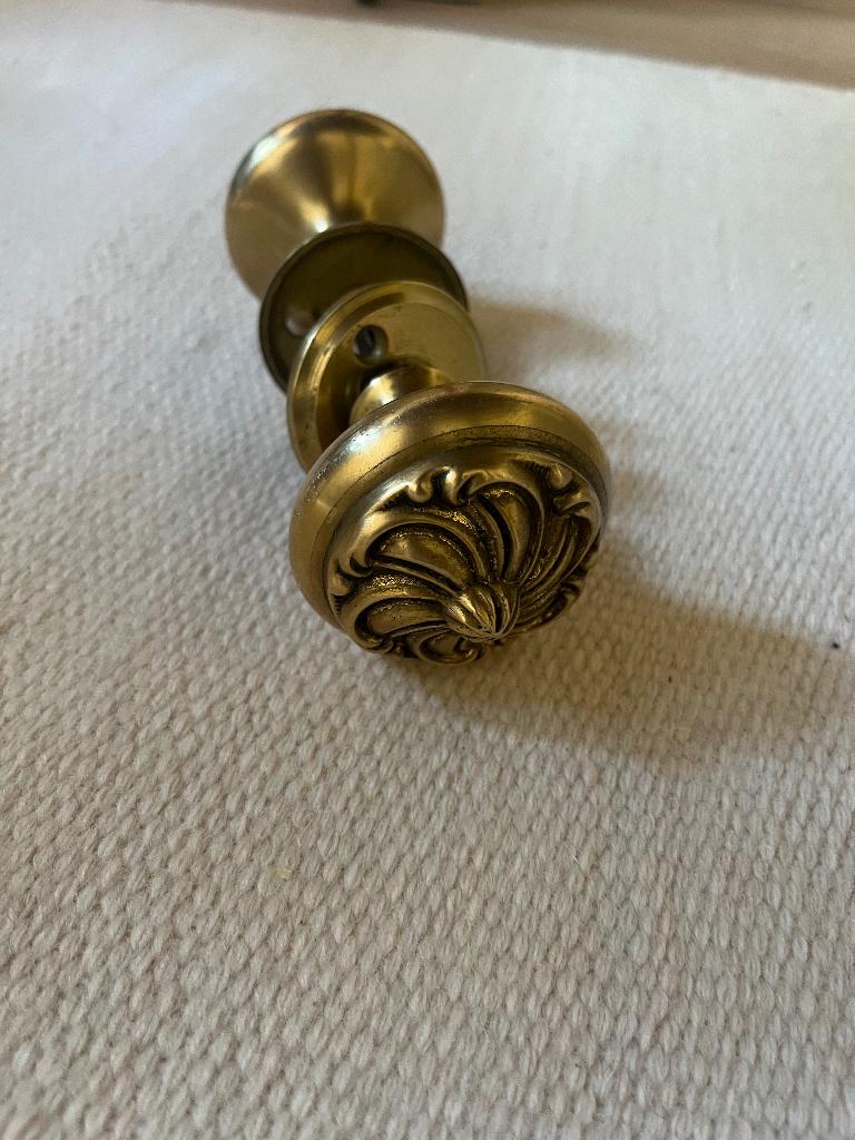 Deurklink messing met rozetten., Ophalen of Verzenden, Gebruikt, Koper of Messing, Klink of Kruk