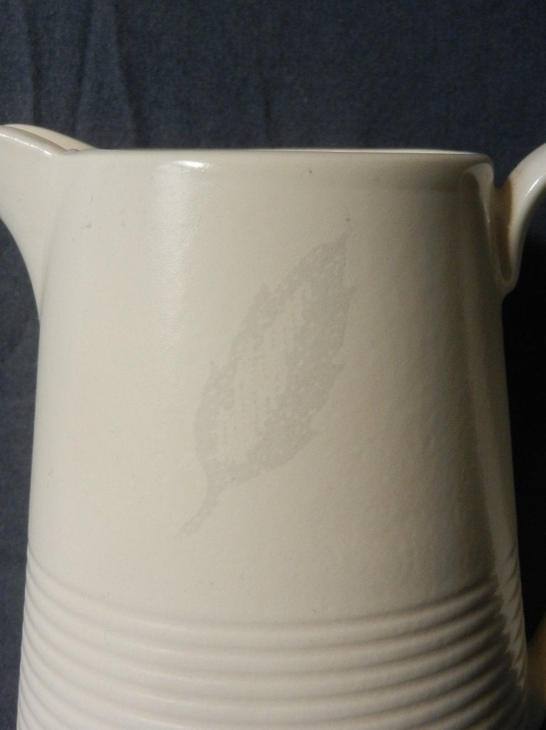 Grote melkkan Wedgwood ontw Paul Costelloe Cream Leaf accent, Kan, Keramiek, Nieuw, Ophalen of Verzenden