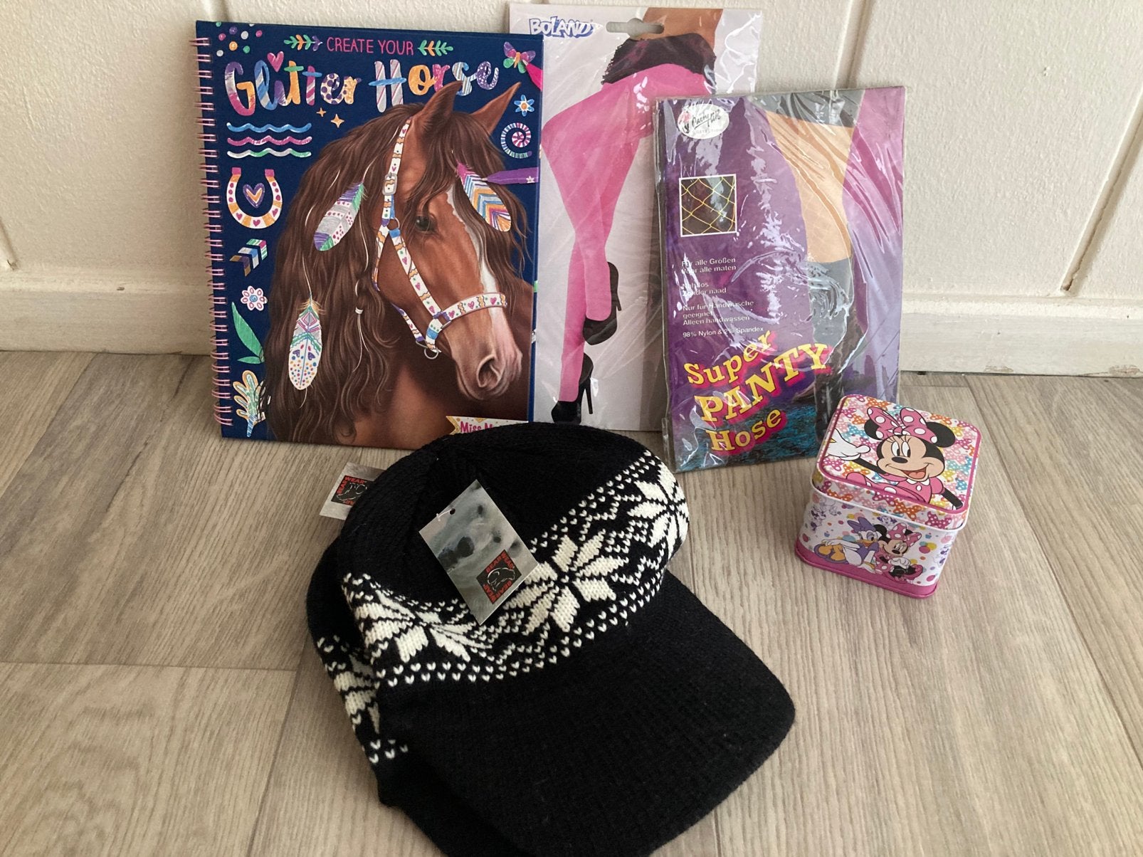 Pakket nieuw, petten, tekenboek, blikje van minnie, pantys 2, Ophalen of Verzenden, Nieuw, Meisje