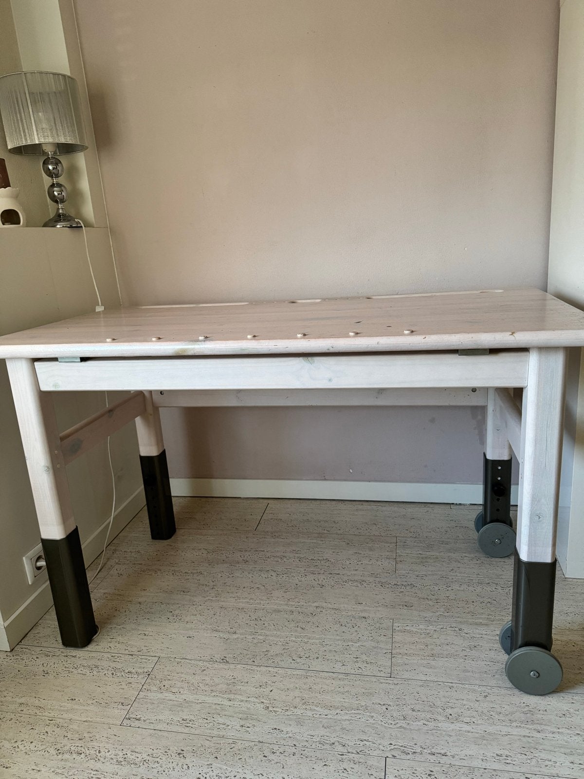 Verstelbaar bureau voor kinder- of tienerkamer, Ophalen, Gebruikt, Hout, Kinderbureau