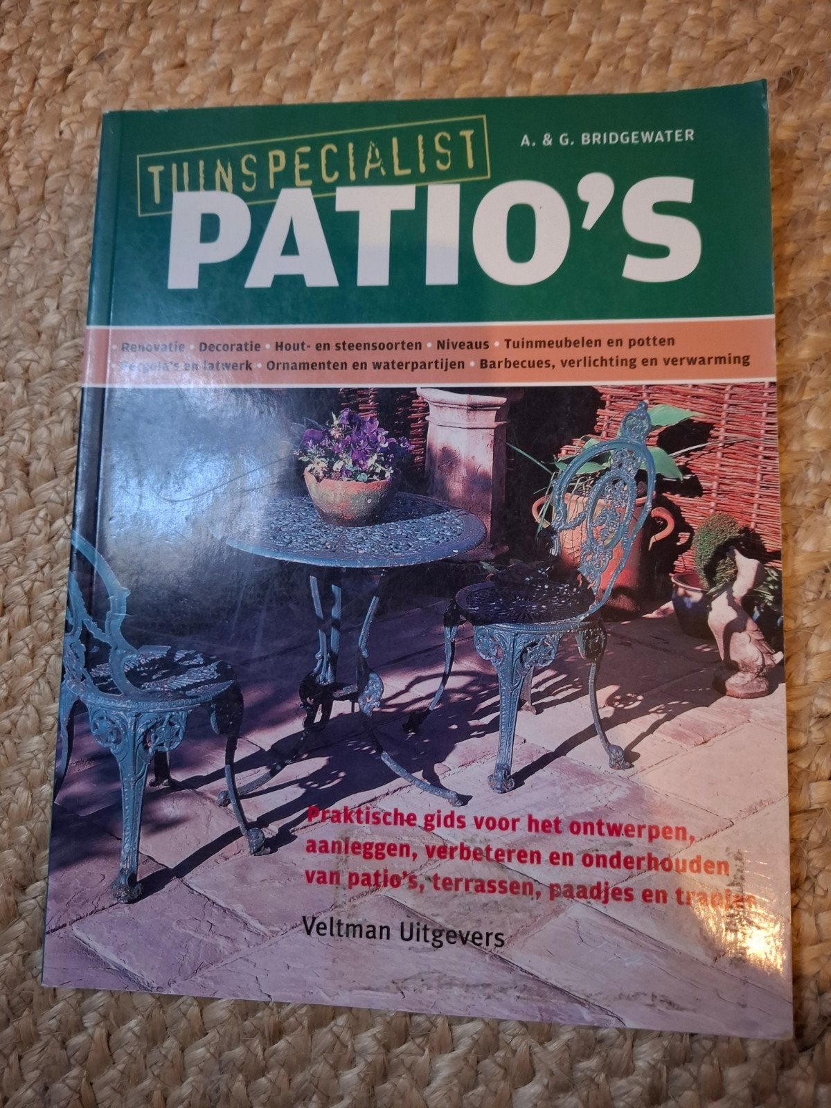 Tuinspecialist Patio's: Ontwerp, aanleg en onderhoud, Ophalen of Verzenden, Gelezen, A. & G. Bridgewater, Tuinieren en Tuinplanten