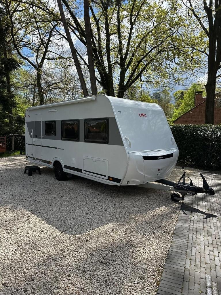 Caravan LMC Sassino 470K caravan 06/2024, nieuwprijs €34000!, Caravans en Kamperen, Caravans, Standaardzit, Kachel, Dwarsbed, Particulier
