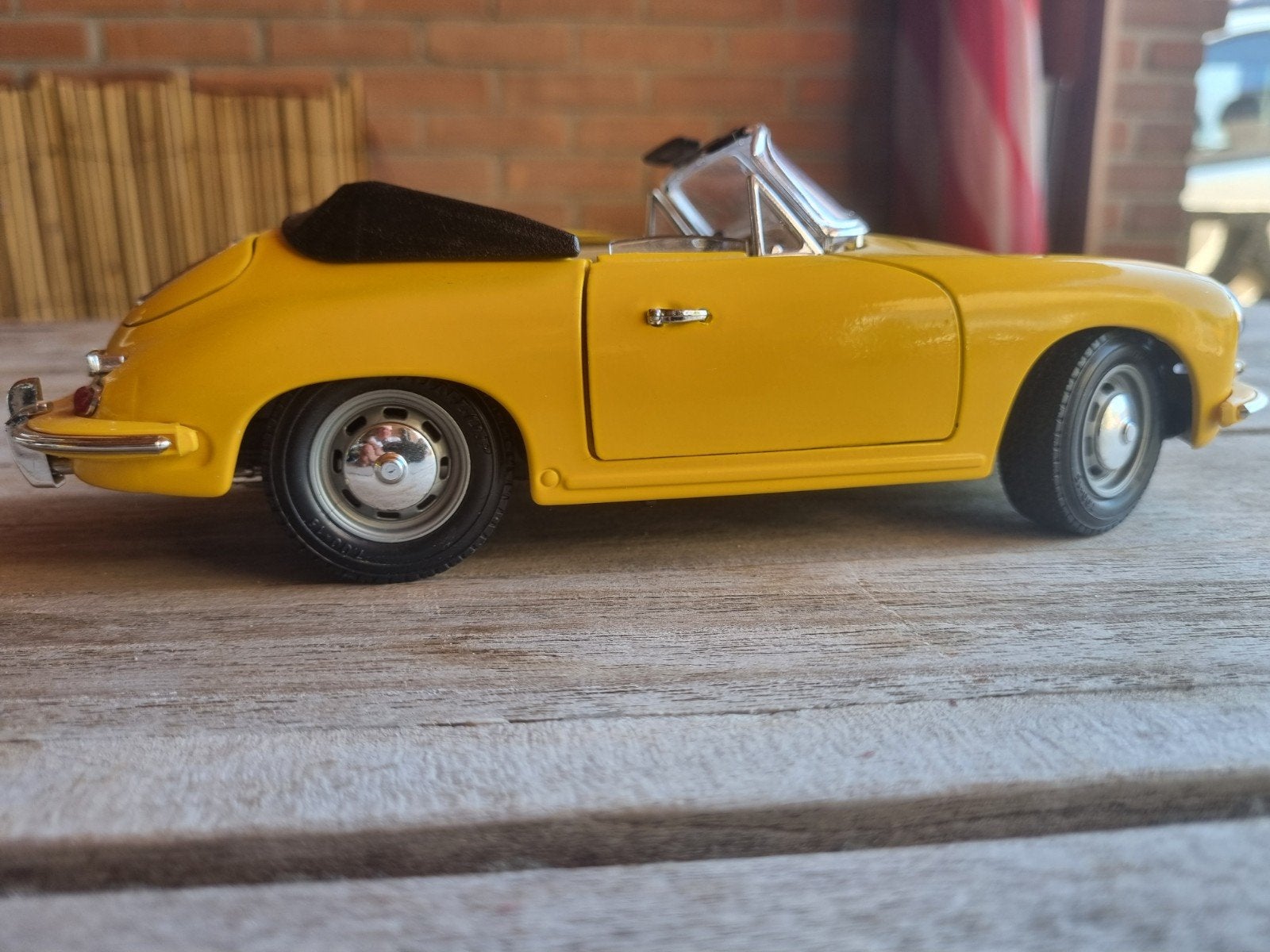 Gedetailleerd model Porsche 356 B (1961) - Geel, Ophalen of Verzenden, Gebruikt, Auto, Bburago