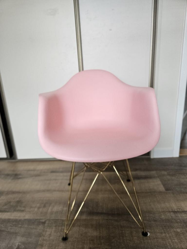 Roze kuipstoel met gouden onderstel, Huis en Inrichting, Stoelen, Ophalen, Overige kleuren, Modern, Scandinavisch, Eames stijl