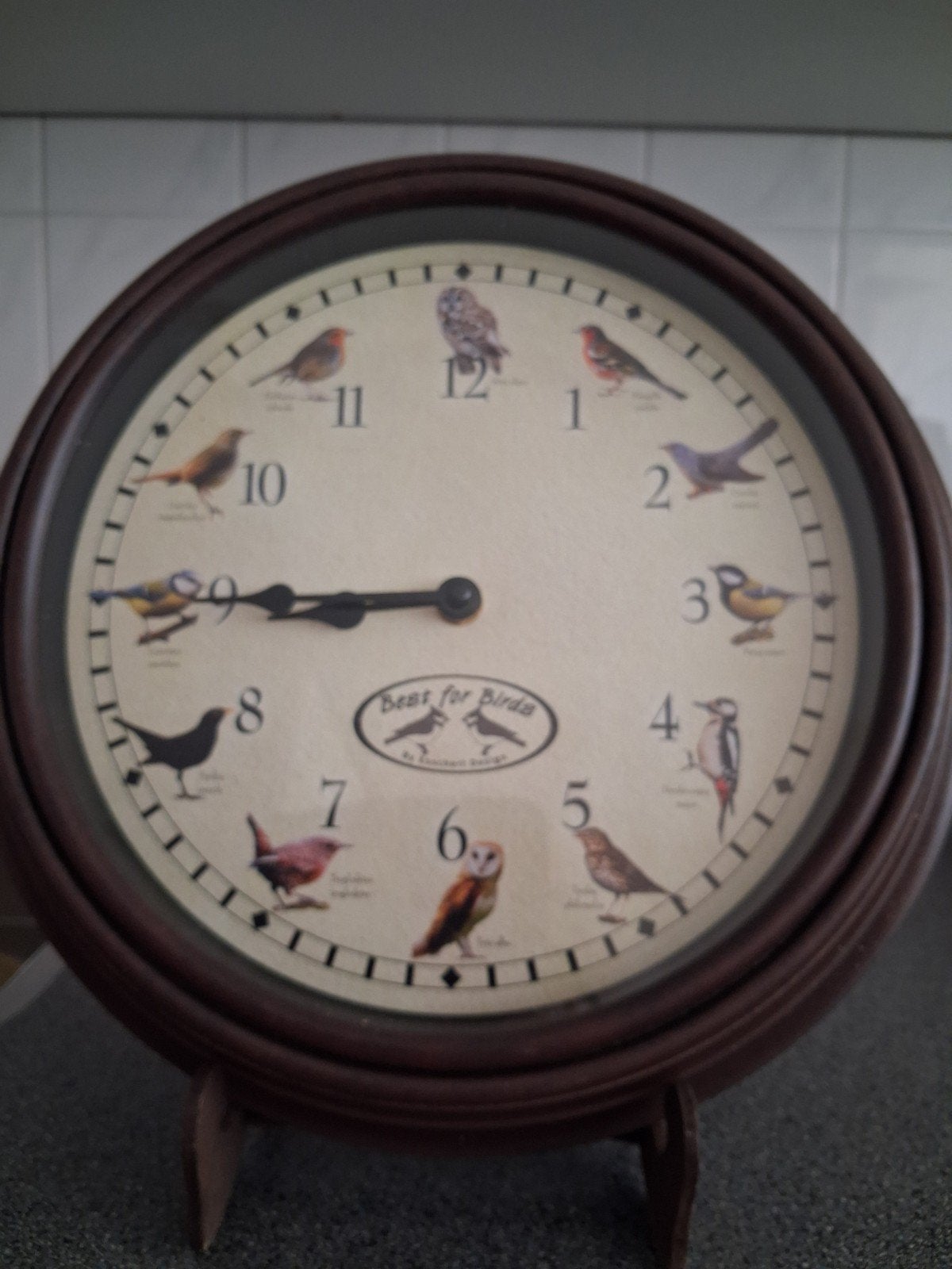 VROLIJKE KLOK MET VOGEL GELUIDEN LEUK,  APART EN LEERZAAM, Wandklok, Bruin, Ophalen of Verzenden, Zo goed als nieuw