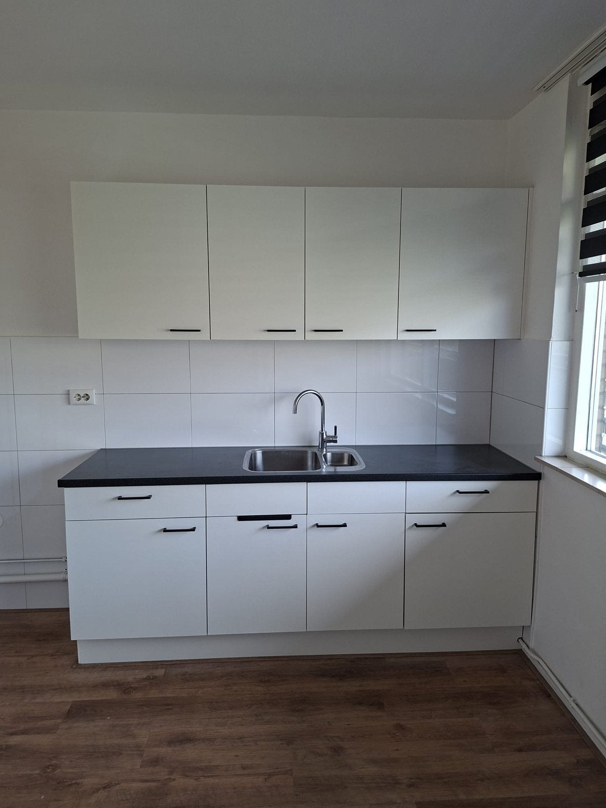 Moderne witte Bruynzeel keuken met donker blad en spoelbak, Ophalen, Wit, Enkelwandige keuken, Kunststof