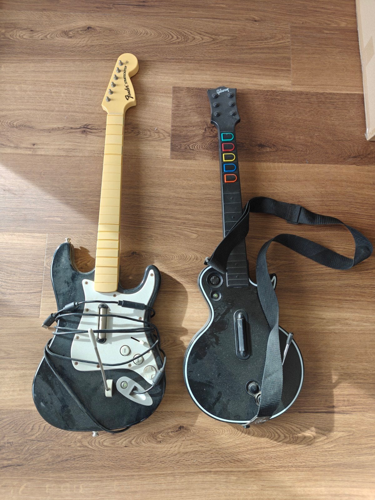 2 stuks Guitar Hero gitaren Xbox 360, Spelcomputers en Games, Gebruikt, Gitaar, Drumstel of Dj-set, Ophalen of Verzenden, Xbox 360