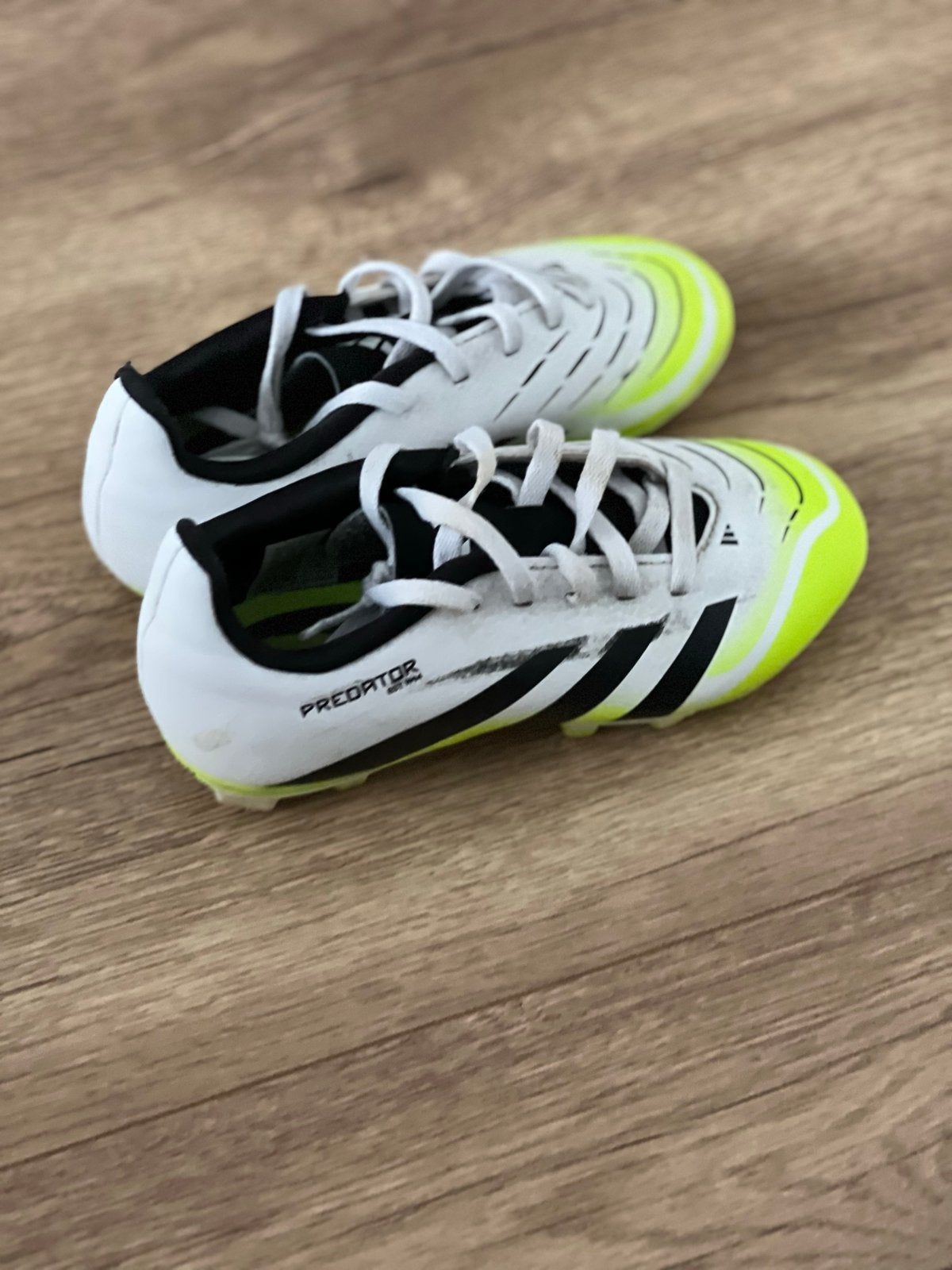 Adidas Predator voetbalschoenen - Maat 30, Kinderen en Baby's, Ophalen of Verzenden, Zo goed als nieuw, Jongen of Meisje, Schoenen