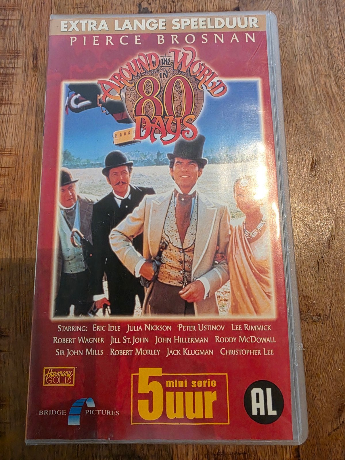 Around the World in 80 Days VHS - Pierce Brosnan, Nederlands ondertiteld, Gebruikt, Alle leeftijden, Ophalen of Verzenden