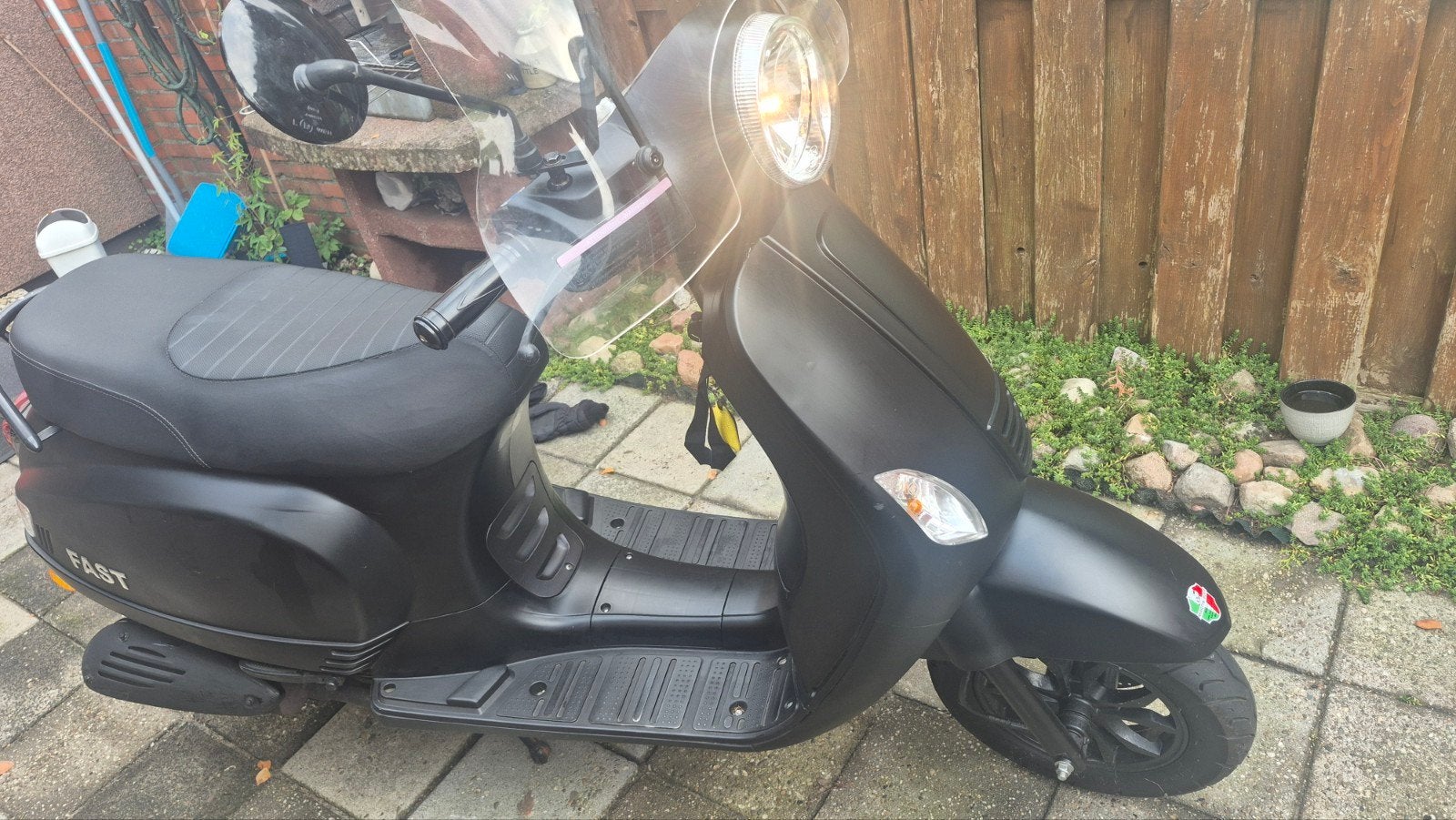 Fast scooter Killerbee mat zwart met windscherm en helm, Zo goed als nieuw, Benzine, Ophalen, Overige merken