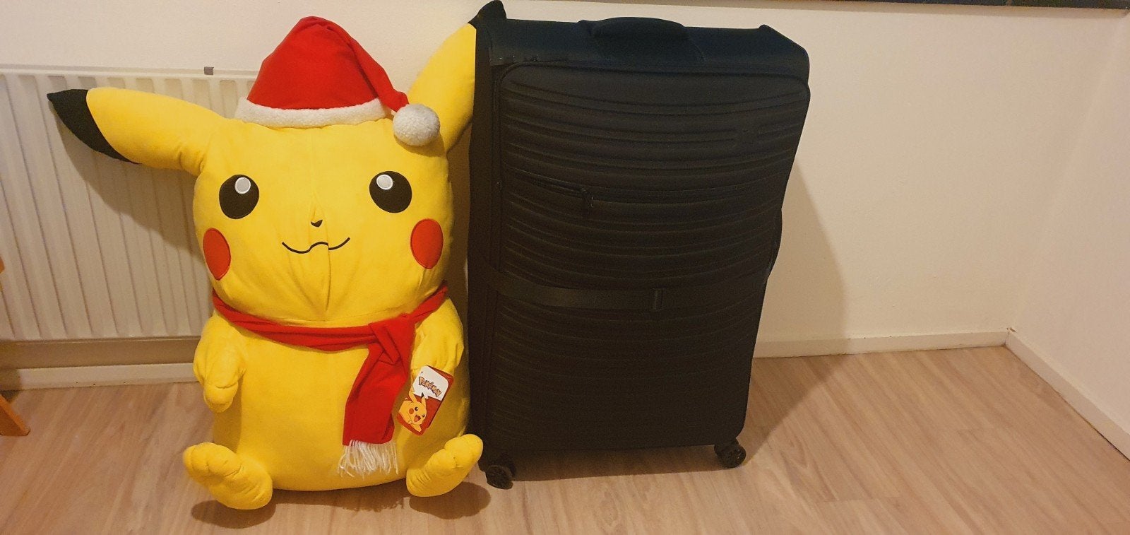 Grote Pikachu knuffel met kerstmuts en sjaal, Ophalen, Geel, Overige typen, Zo goed als nieuw