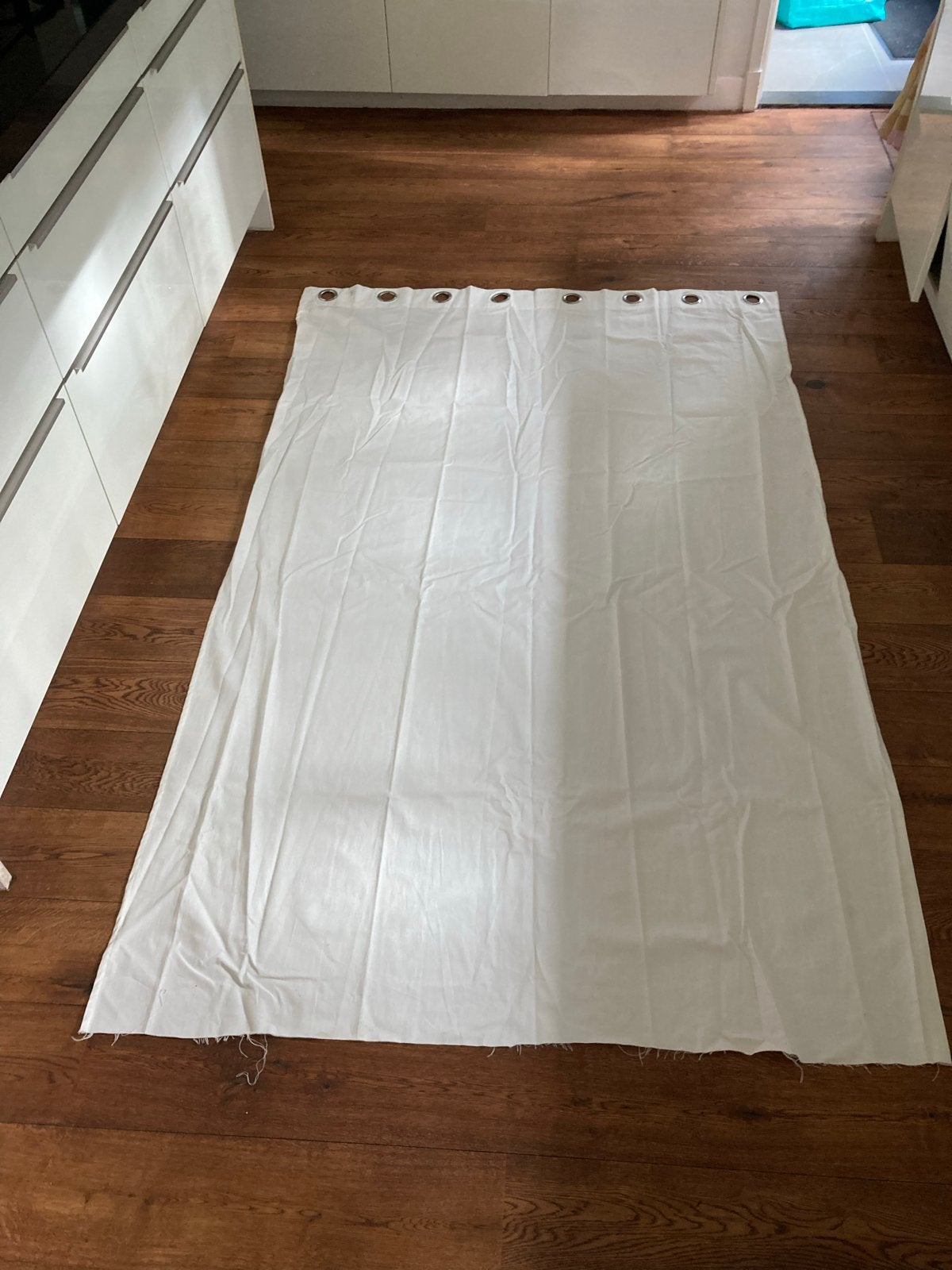 Twee deels witte verduisterende gordijnen - Merete IKEA, Met ringen, Gebruikt, 150 cm, Ophalen of Verzenden