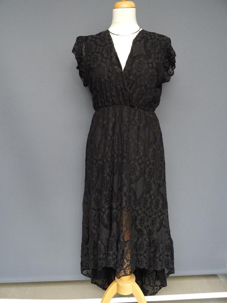 NEW COLLECTION maat M, midi kanten jurk , ongelijke lengte., Kleding | Dames, Maat 38/40 (M), Zwart, Ophalen of Verzenden, Zo goed als nieuw