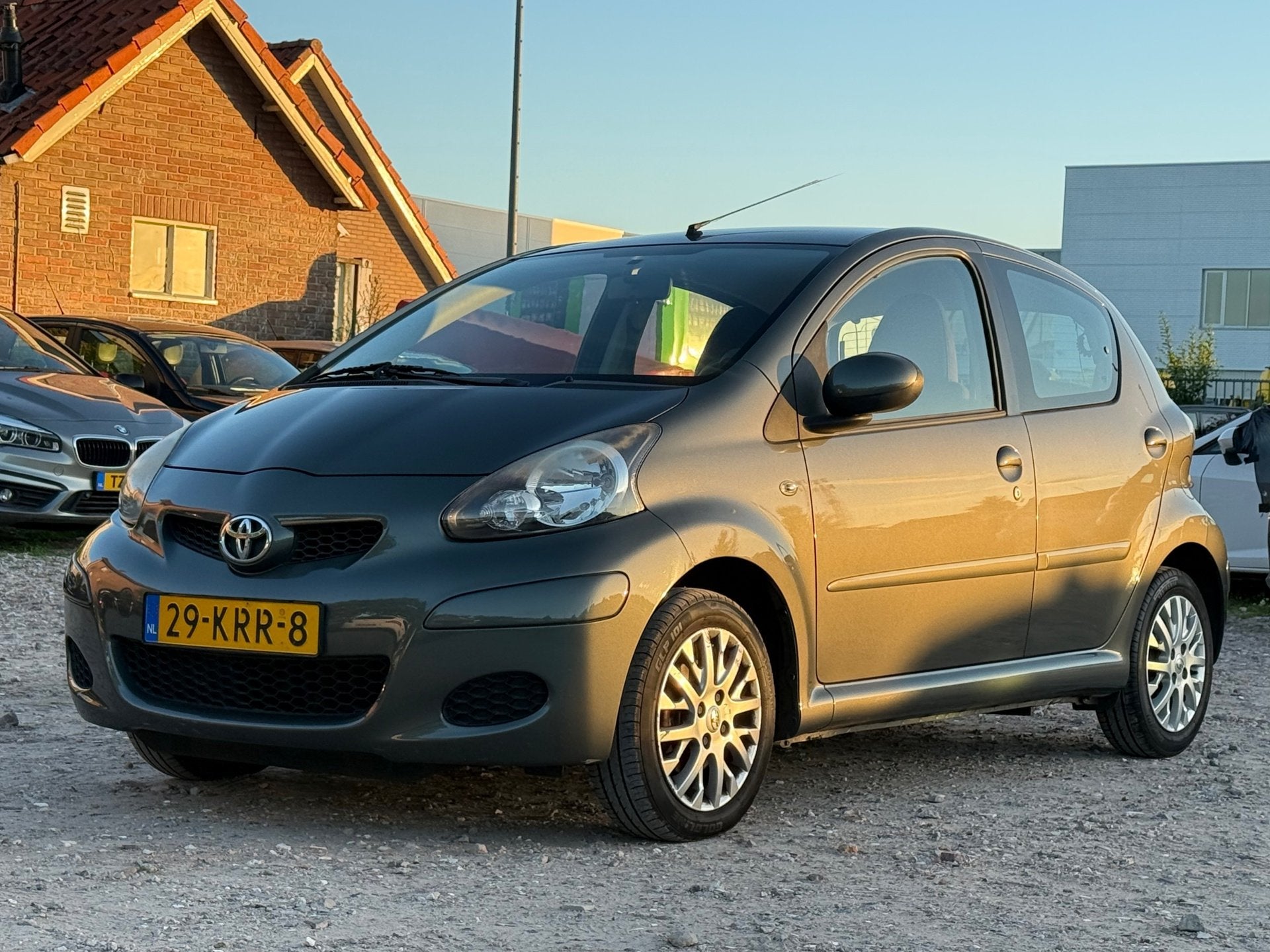 Toyota Aygo 1.0-12V Aspiration Green/ALCANTARA/VELGEN, Voorwielaandrijving, Gebruikt, 4 stoelen, Alcantara