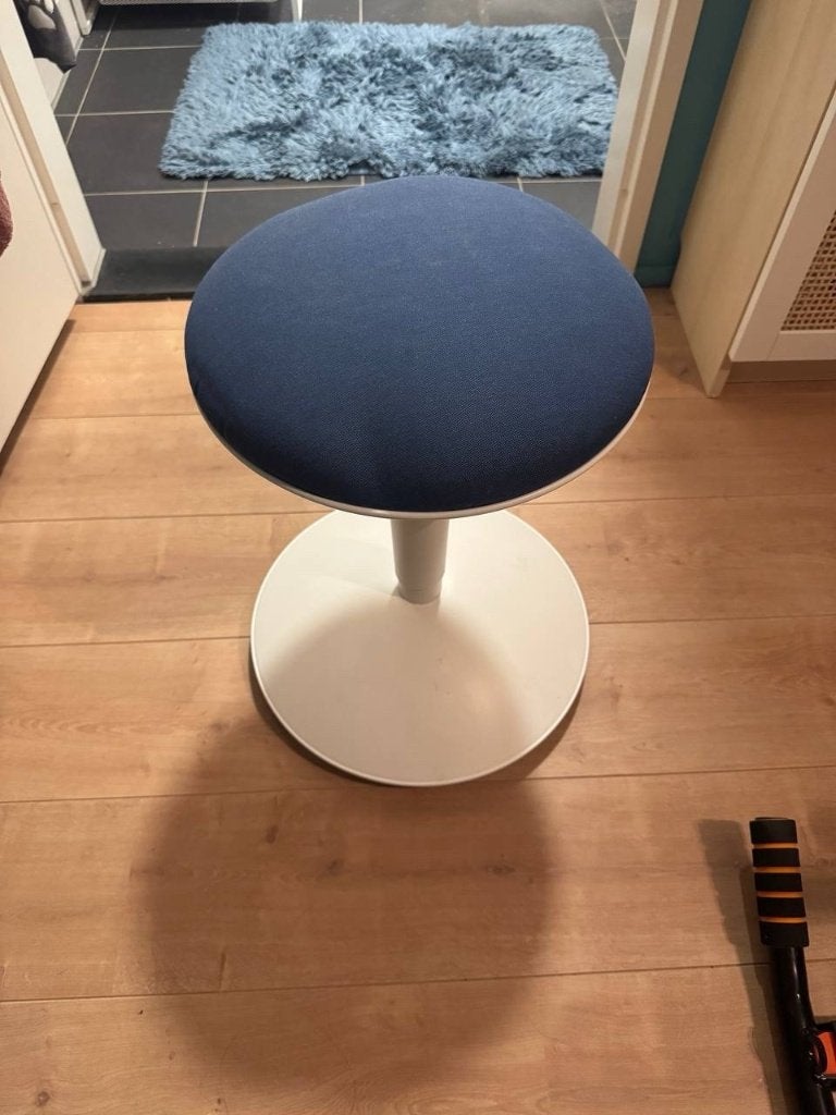 IKEA NILSERIK zit-/stasteun / kruk wit-donkerblauw, Ophalen, Wit, Zo goed als nieuw, Bureaukruk