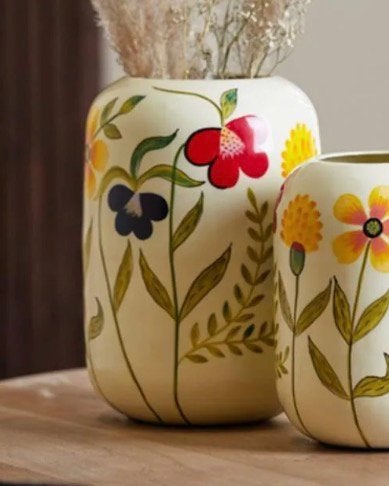 Vaas, crèmekleurig met handgeschilderde bloemen, Ophalen of Verzenden, Nieuw, Steen/keramiek, 30 cm