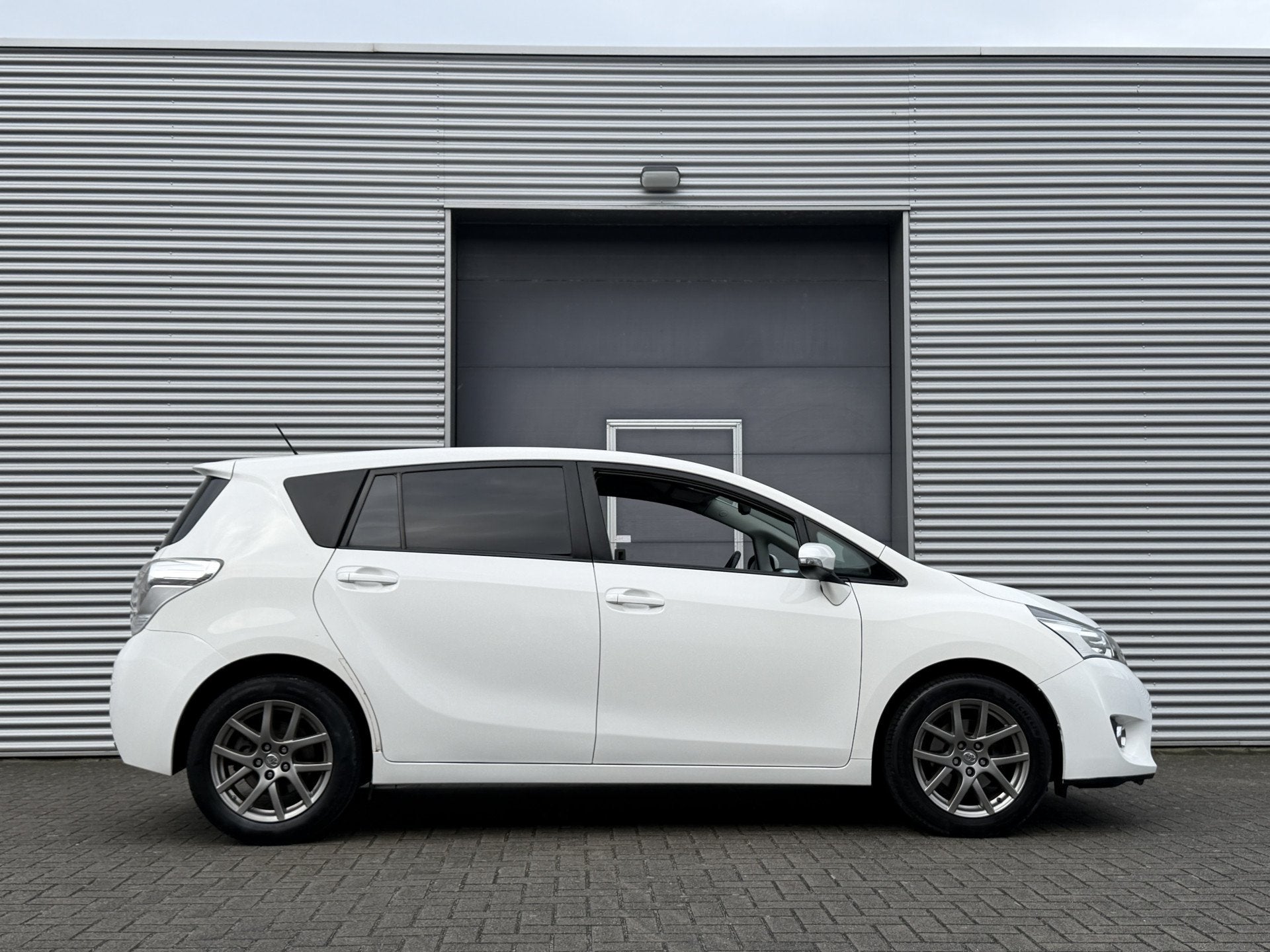 Toyota Verso 2.0 D-4D Business I Grijs Kenteken I Navi I Cam, Auto's, Bestelauto's, Gebruikt, Zwart, 4 cilinders, Wit