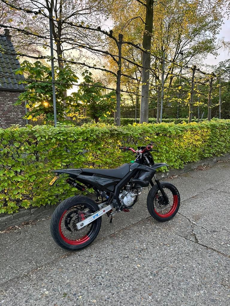 Derbi senda drd edition schakelbrommer, Fietsen en Brommers, Brommers | Derbi, Ophalen, Maximaal 45 km/u, Zo goed als nieuw, 50 cc