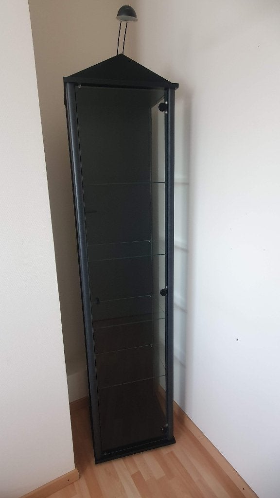 Glazen vitrinekast met verlichting – Zwart, Huis en Inrichting, Kasten | Vitrinekasten, Ophalen, Glas, 50 tot 100 cm, Zo goed als nieuw