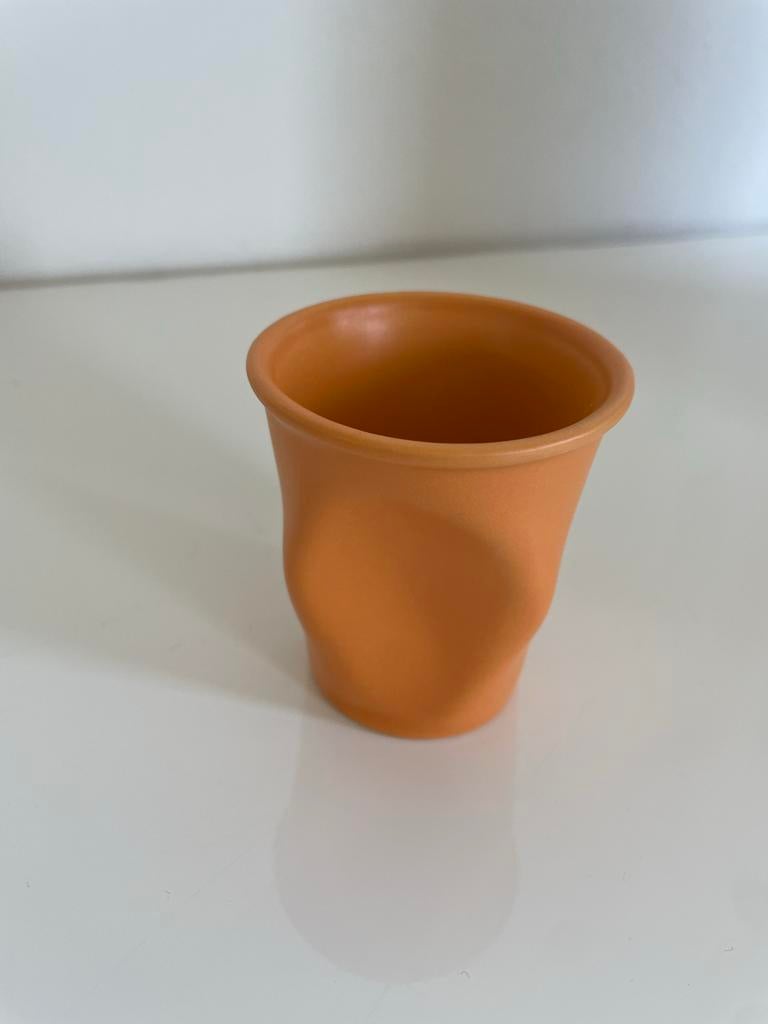 Revol Kreukelbeker Oranje - Puntgaaf, Keramiek, Ophalen of Verzenden, Zo goed als nieuw, Overige stijlen