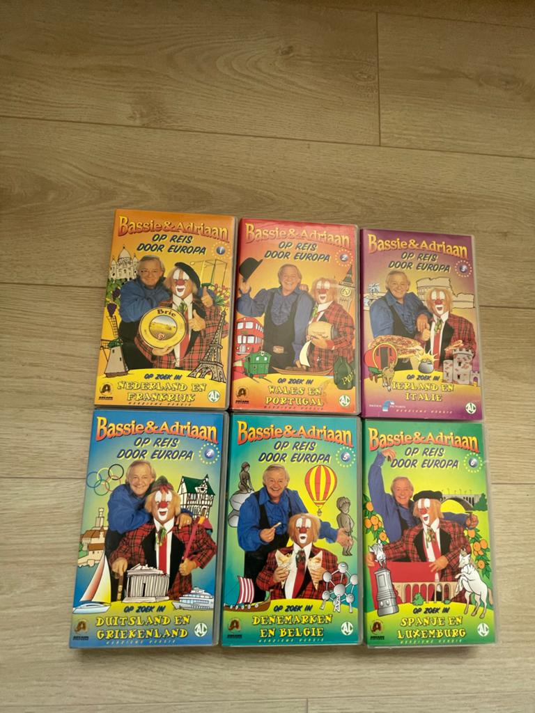 Bassie & Adriaan Op Reis Door Europa VHS Collectie (6 Tapes), Alle leeftijden, Ophalen of Verzenden, Gebruikt, Nederlandstalig