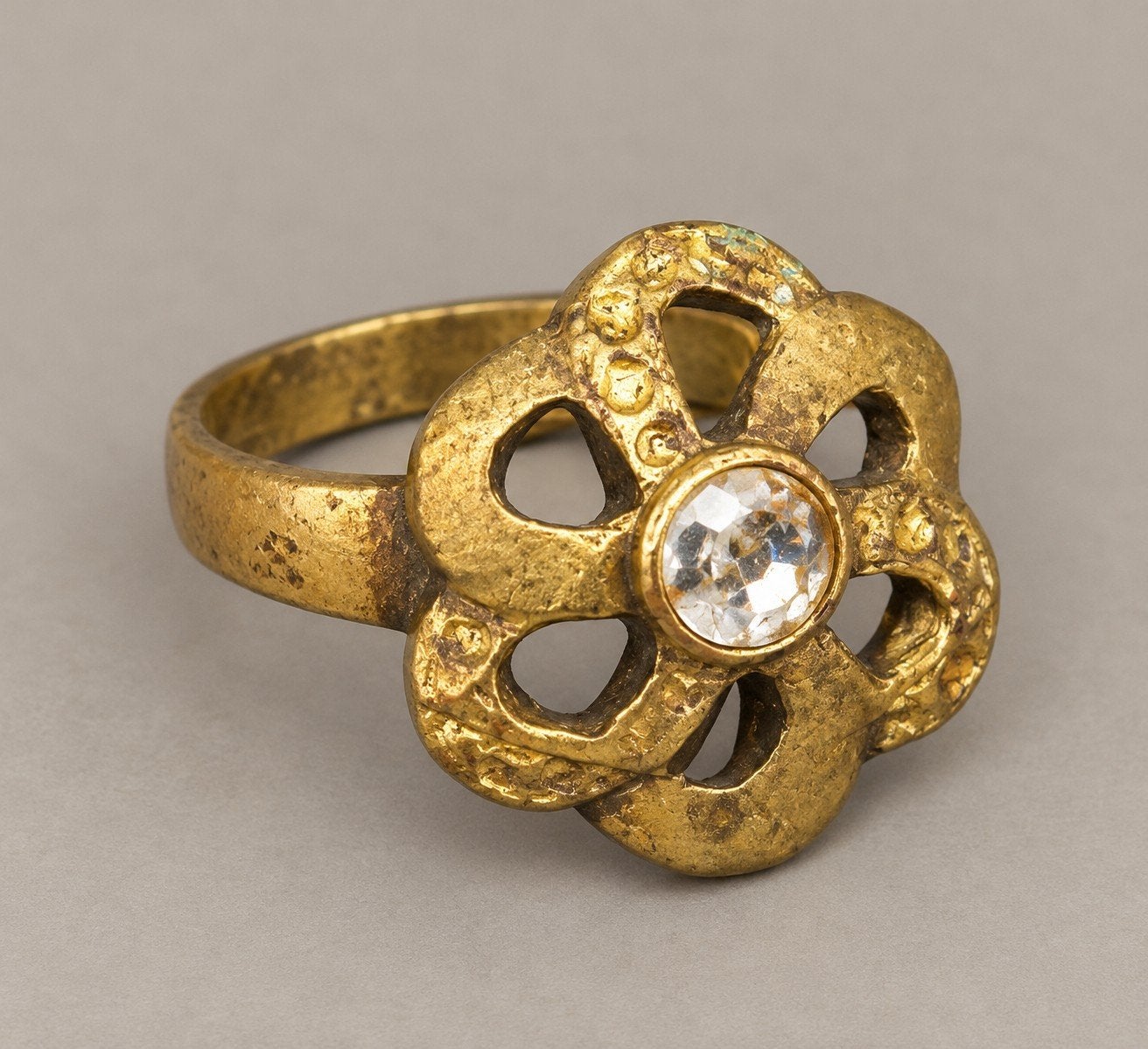 Vintage goudkleurige ring met bloem en steen, Ophalen of Verzenden, Goud, Dame