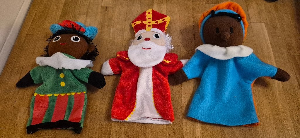 3 handpoppen sinterklaas en zwartepiet ., Diversen, Sinterklaas, Ophalen of Verzenden, Zo goed als nieuw