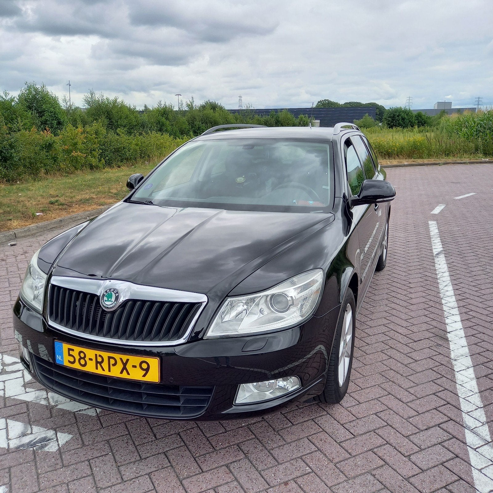 Onze Skoda Octavia 1.4 TSI 90KW Combi 2011 Zwart, Auto's, Voorwielaandrijving, Stof, 4 cilinders, Origineel Nederlands